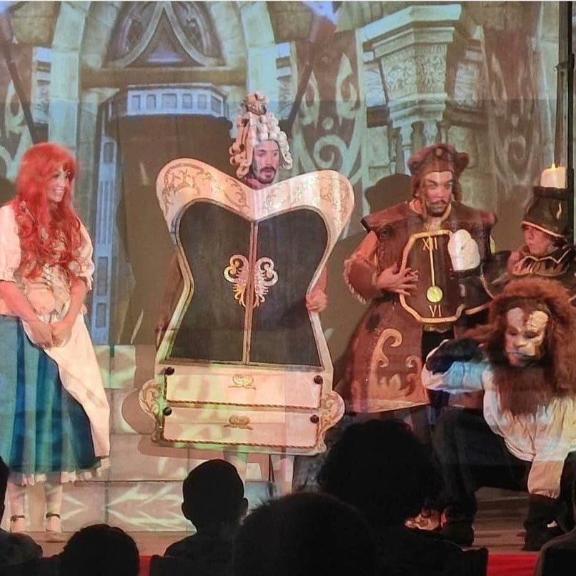AndalookP's tweet photo. La bella y la bestia hechiza Castil de Campos. Anoche voces en directo, una caracterización impecable y una escenografía que transportó al público desde la pintoresca aldea hasta el castillo encantado. https://t.co/EXkGPmImsj