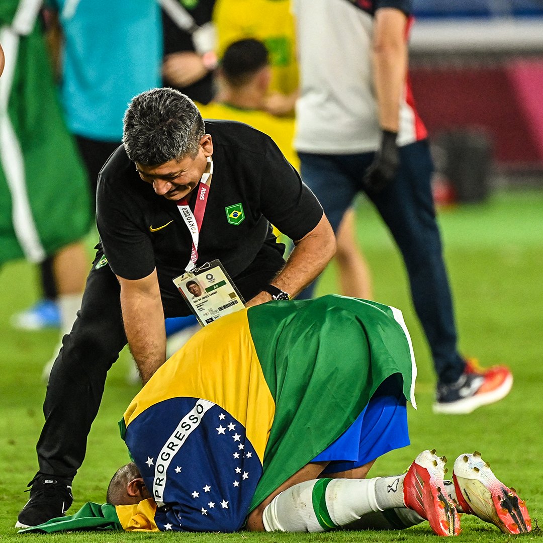 brfootball's tweet photo. This one was special for Dani Alves 💛💚 https://t.co/2xcOsW0Rpy