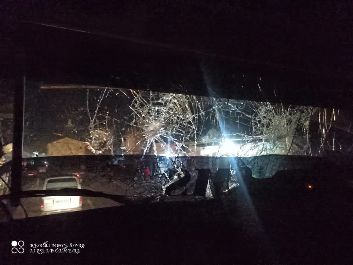 Kezo_Para's tweet photo. Stranded vehicles in Assam headed to Mizoram under the escort of police on 7.8.2021. But, in Lailapur, a mob ambush them, and hit vehicles, no security from the escort; helpless drivers. All these things seems to be a drama played by Assam govt. @himantabiswa @AmitShah https://t.co/BLNM0U6BYx