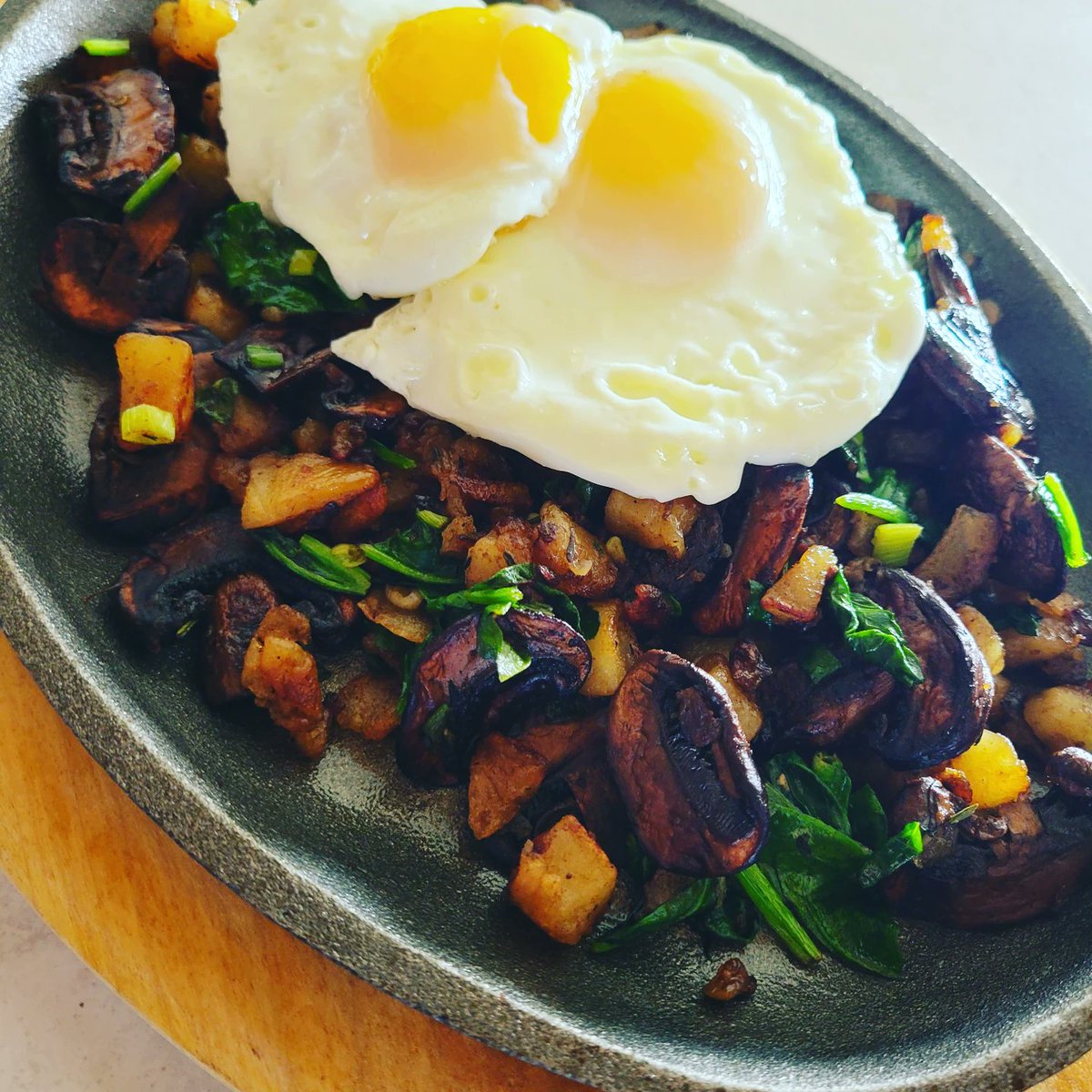 Who else likes making leftovers into something new... took some fried potatoes, mushrooms, added green onion n spinach, eggs over easy for a breakfast skillet before work today