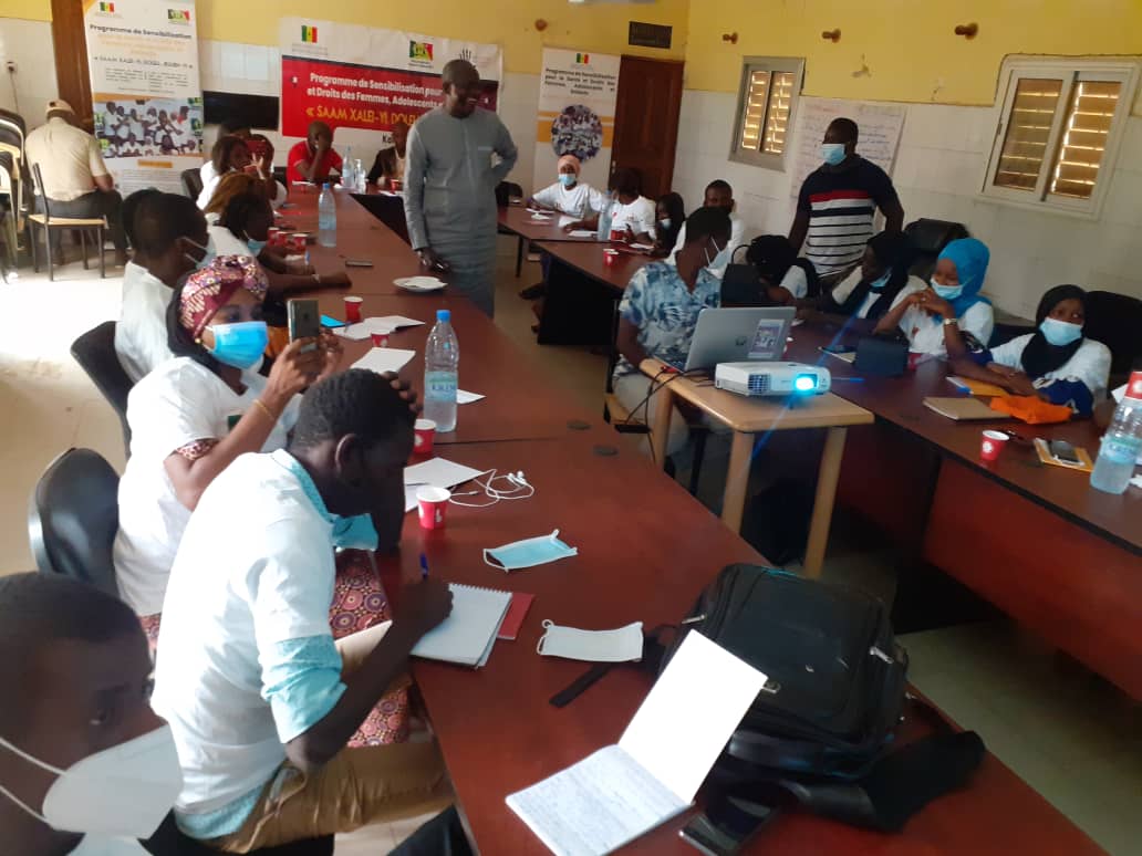 reseau_MGF_ME's tweet photo. En images:
La Session sur l'État des lieux des violences basées sur le genre présentée par le Coordonnateur du CCA de Vélingara Monsieur André Sambou.
Cet atelier de formation est mis en oeuvre avec l'appui financier et technique de @amplifyfund
#ParlonsEn #StopExcision #EndFG https://t.co/6vXeLDfBQc