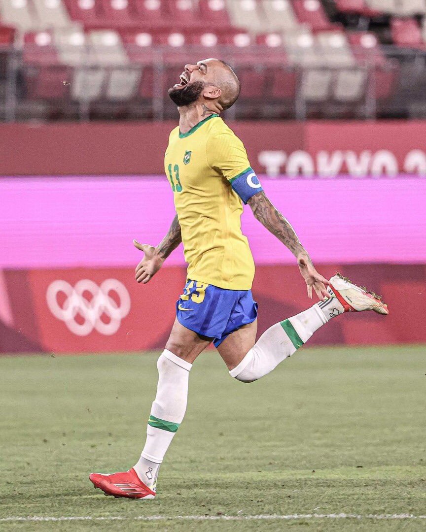 ActuFoot_'s tweet image. Dani Alves a remporté le 43e trophée de sa carrière. 🏆🇧🇷

Il est le footballeur le plus couronné au monde. 👑

Ce Monsieur est un grand champion ! 🥇