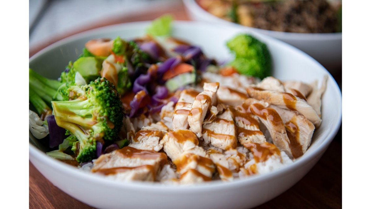 Thai bowl with jasmine rice and chicken. 😍 . #thaibowl #healthyeats #mixedveggies #stlfood #314foodie #crazybowlsandwraps