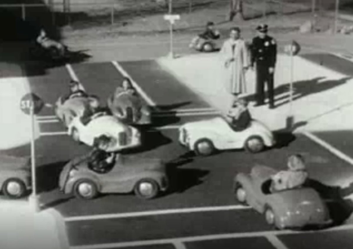 CarHelmets's tweet photo. "What you are seeing is one of the most interesting and important experiments in driver education today, and it proves that some people really do drive like 6-year-olds."
Tomorrow's Drivers (1954). Narrated by Jimmy Stewart.
#PrelingerArchives
https://t.co/JCiaUxH5tR https://t.co/AvuhhRTUJO