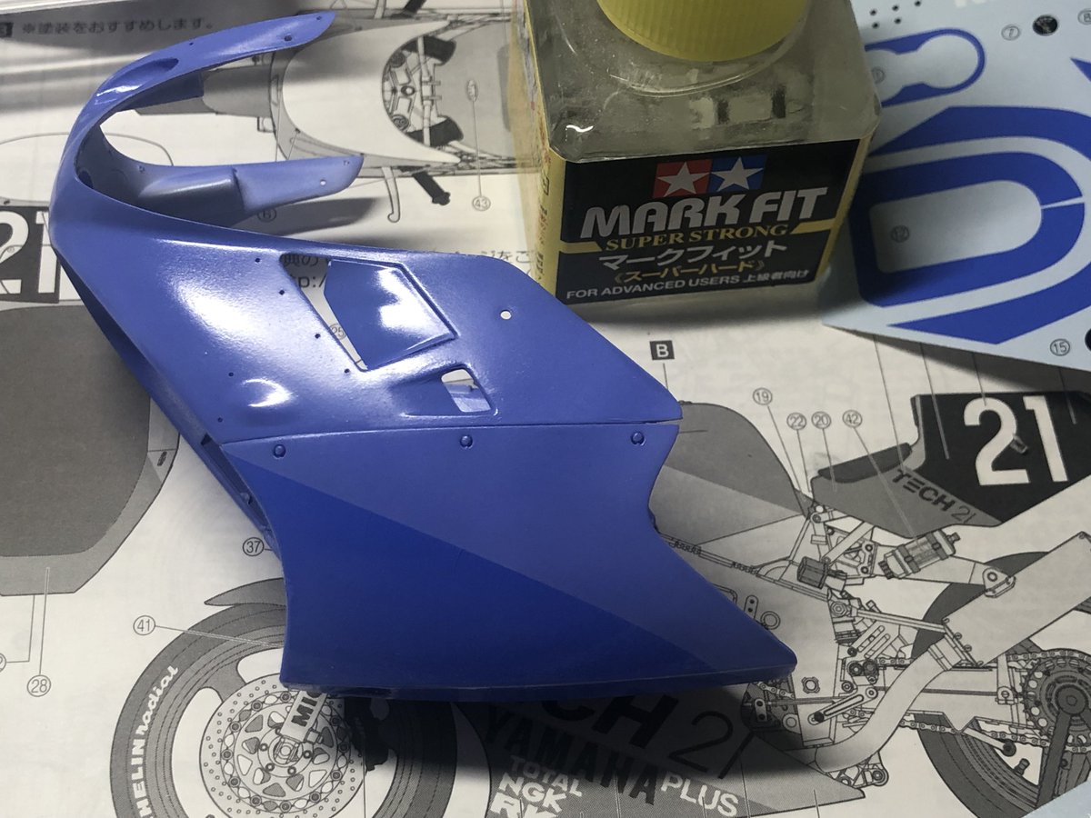 UsagiKouichi's tweet photo. 塗装じゃなくデカールで色分け!!
…って言っておいてTZRの時はドボンして塗装でやり直したけどww
まああの赤色は透けるデカールだったから重なりが醜くなるのは仕方なし。今回は透けないので多分オッケー??
#yamaha #yzf750 #tech21 #ow89 #suzuka8h https://t.co/CDGCDMUG9d