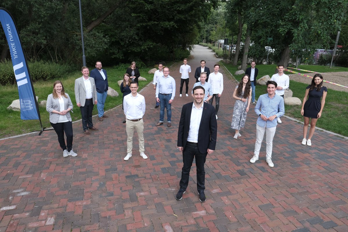 JUHamburg's tweet photo. Das ist er – unser neuer Landesvorstand! 🥳 Wir wünschen allen gewählten Mitgliedern viel Erfolg bei ihrer Arbeit in den nächsten zwei Jahren. #HHT21 https://t.co/BdLNgXr8Ph