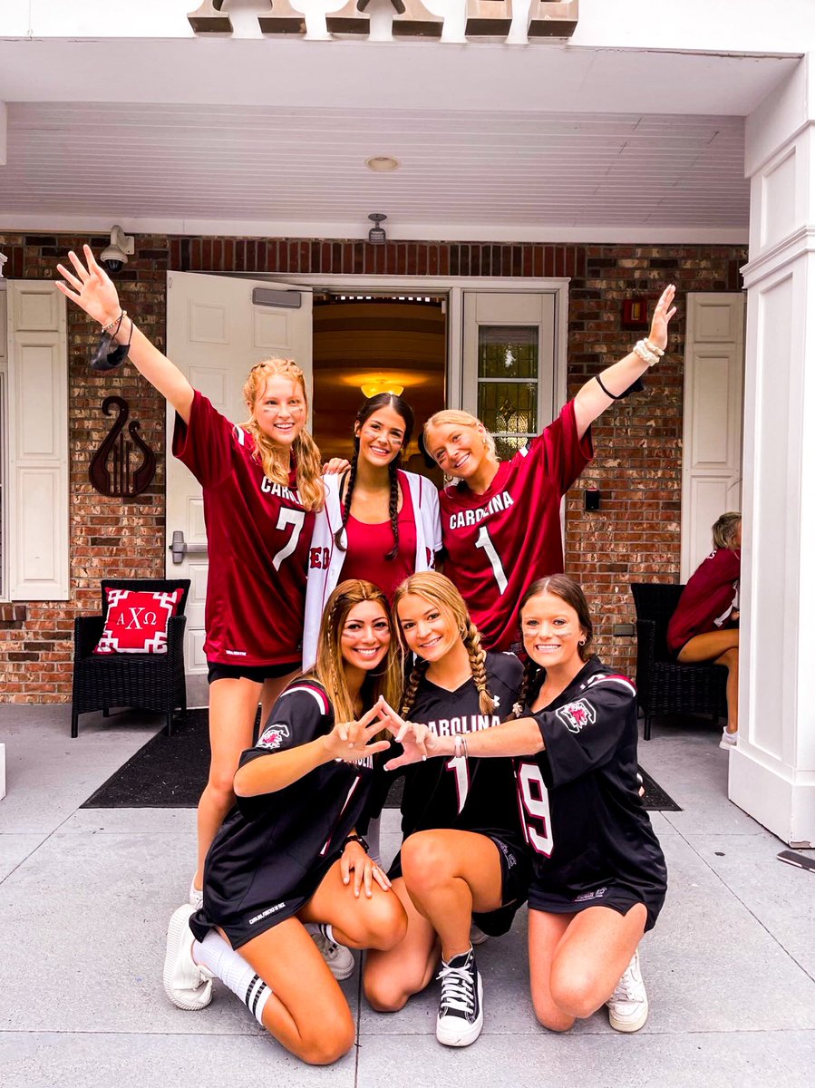 AXOUSC's tweet image. first three days of camp have been incredible so far!!! we are SO excited for recruitment to  start and to meet all of the PNMS!! #AXO #RushAlphaChi ❤️💚