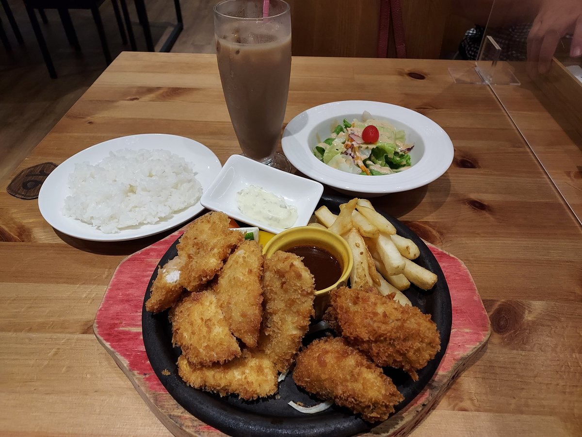 MavisCh08517643's tweet photo. 今日晚餐 (๑•́ ₃ •̀๑)

#漢堡排
#炸蝦
#炸牡蠣
#炸雞排
#沙拉

餐廳：
#鶴田屋洋食廚房

去時，本想外帶。
結果，餐廳裡沒半個人。就～放心的內用啦！嗯，感覺真好。
久違的假日小確幸。
雖然，不能面對面的用餐。已經很知足啦。☺
#晚餐記錄 #午玩餐#ごはん #Dinner #今日晚餐#日式洋食 https://t.co/eiXEyw8CyE