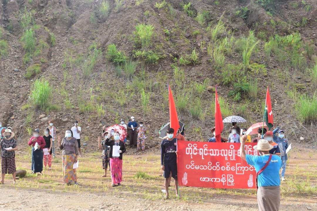 crystallyin's tweet photo. The main strike of the multi-ethnic in #Hpakant against military dictatorship on Aug 7.

NO DICTATORSHIP 🇲🇲
#RejectMilitaryCoupInMyanmar
#Aug7Coup
#WhatsHappeningInMyanmar https://t.co/Y4u6Bh0cYU