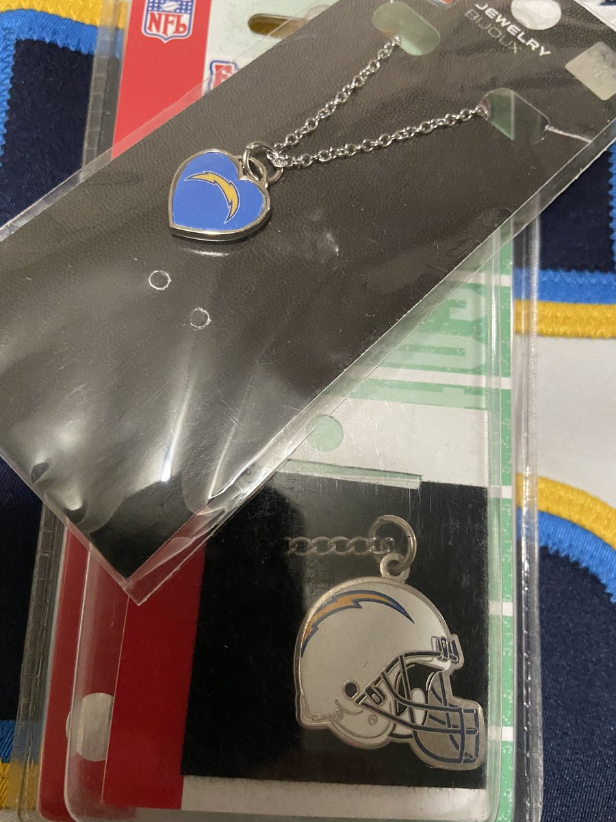 getsomesports's tweet photo. @GACPodcast17 @PowderBlueDrew @JenniferMills21 @alexinsdorf99 Man π so much @GACPodcast17 this is a really nice jersey in here and all these other items are a uper cool too π β€οΈ β‘οΈ @ChargersCR #RetroBag https://t.co/RqnH9gkBqF