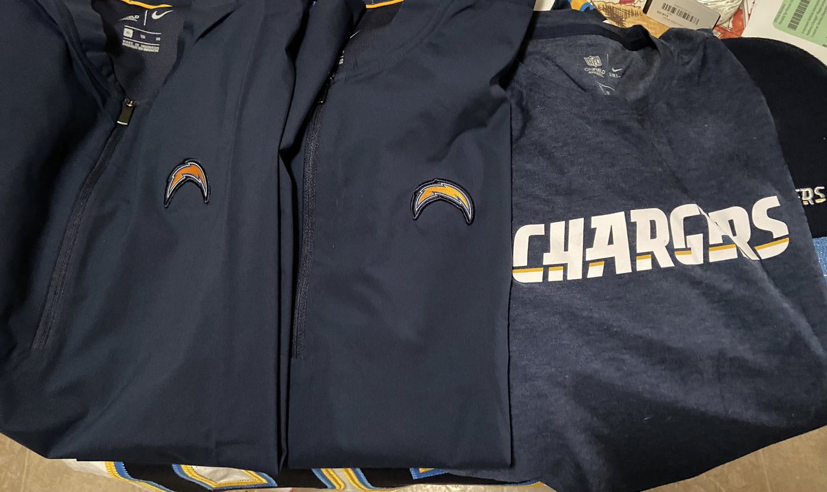 getsomesports's tweet photo. @GACPodcast17 @PowderBlueDrew @JenniferMills21 @alexinsdorf99 Man π so much @GACPodcast17 this is a really nice jersey in here and all these other items are a uper cool too π β€οΈ β‘οΈ @ChargersCR #RetroBag https://t.co/RqnH9gkBqF