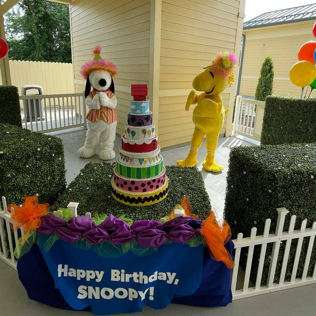 Jace736's tweet photo. Happy Birthday Snoopy!!! at @dorneyparkpr
.
.
.
#dorneypark #dorney #cedarfair #cedarpoint #dpbestday #snoopy #peanuts #platinumpass #cedarfairplatinumpass #character #characterhunting #characterhunter #snoopyandthepeanutsgang #charliebrown #kingsdomini… https://t.co/dBqjqH7TQn https://t.co/h5v9aI0XHA