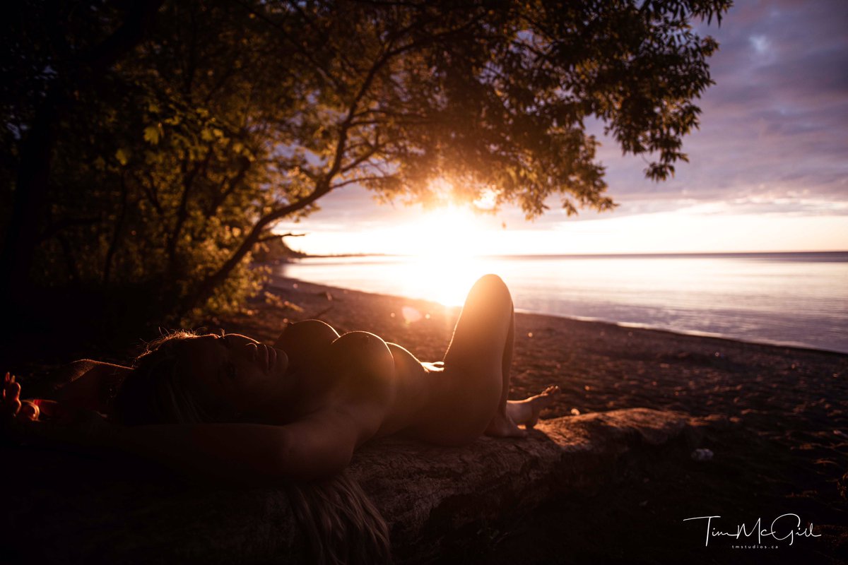 TMSNudes's tweet photo. @FlakPhoto Sunrise over … umm … Lake Ontario. https://t.co/L0qsmw4X6m