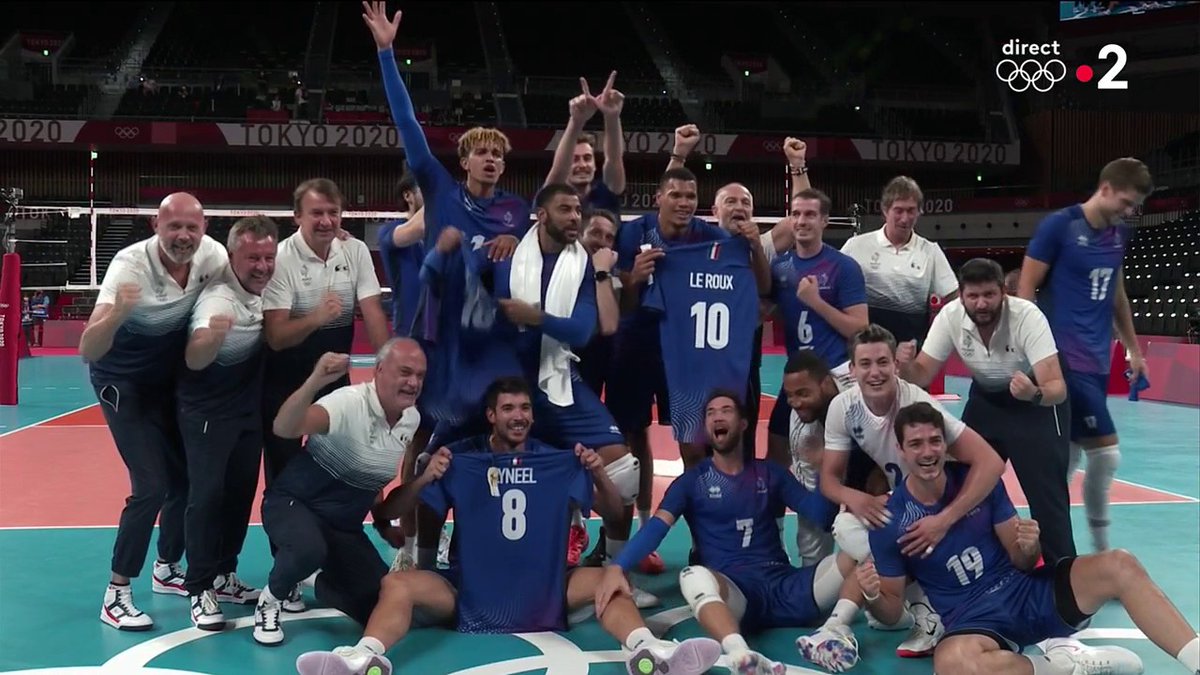 FranceTV's tweet photo. QUEL EXPLOIT HISTORIQUE !

L'équipe de France de #Volleyball est CHAMPIONNE OLYMPIQUE !

💯💯 💯 🥇💯 💯💯 https://t.co/wvjPs9eSfh