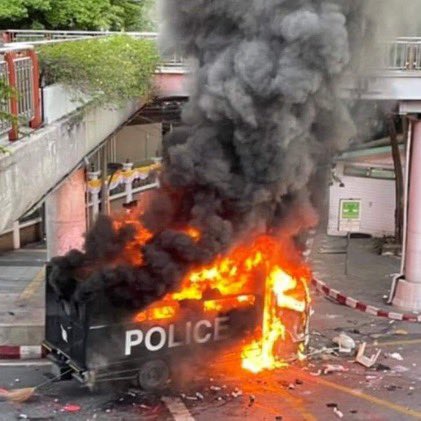 PhoneTh33826275's tweet photo. Two police vehicles are burnt down by Civilians. 
First photo is from Thailand.
Second Photo is from Myanmar. 
But it is the same that we both oppose against Dictatorship.
May Democracy prevail!
#MilkTeaAlliance  #ม็อบ7สิงหา
#WhatsHappeningInMyanmar https://t.co/GKW4N1Aeu1