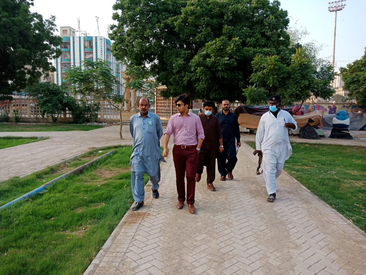DMCCentralOffi1's tweet photo. On the direction of Worthy Deputy commissioner/ Administrator DMC Central,Municipal  Commissioner Syed Muhammad Ali Zaidi visit Zeeshan Haider Park Nazimabad-1 DMC Central Karachi
https://t.co/8ZO1J8maMh
@TheTahaSaleem 
@alamgeersaifee https://t.co/W1H3S9Zb60