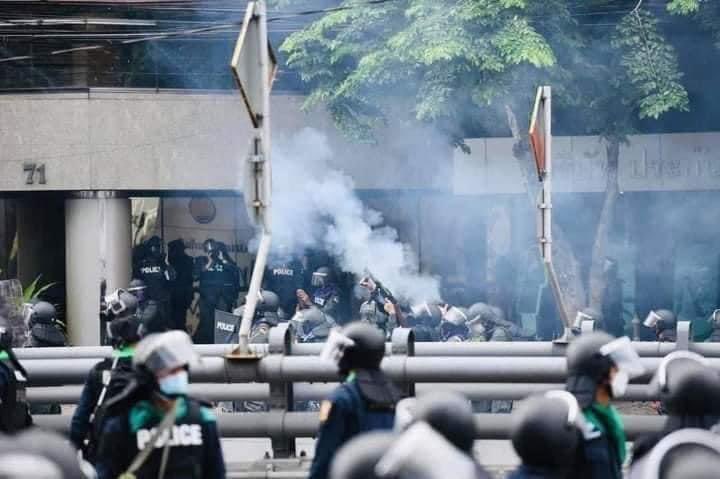 HThuza's tweet photo. We stand with Thailand people.
We must win.

#MilkTeaAlliance 🇲🇲🤝🇹🇭
#WhatHappeningInThailand
#WestandwithThailandPeoples
#wemustwinthisrevolution
#MyanmarStandsWithThaiLand https://t.co/v82lQ6Pihk