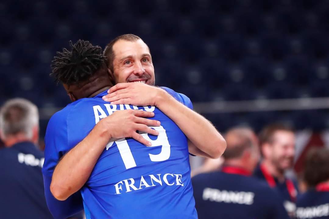 HandNewsfr's tweet photo. #Tokyo2020 #Olympics #Handball 

🥇 Le binôme d'ailliers 🇫🇷 inséparable CHAMPION OLYMPIQUE avec un palmarès de 3 🥇🥇🥇 😍 https://t.co/JgSIbbZ5iU