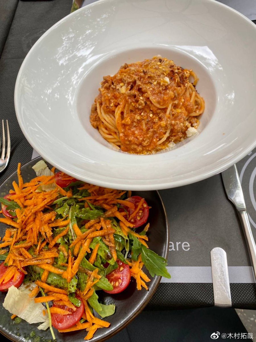 takuyafumi1330's tweet photo. 拓哉様 やはりtomato sauceのパスタ🍝ですね😆
ニンジンたっぷり🥕サラダね🥗
私ん家の晩ご飯はハンバーグとニンジンたっぷり🥕サラダで決まりです💕✨(明日です)
#木村拓哉weibe
#inRoma https://t.co/Ljl7x80z4k