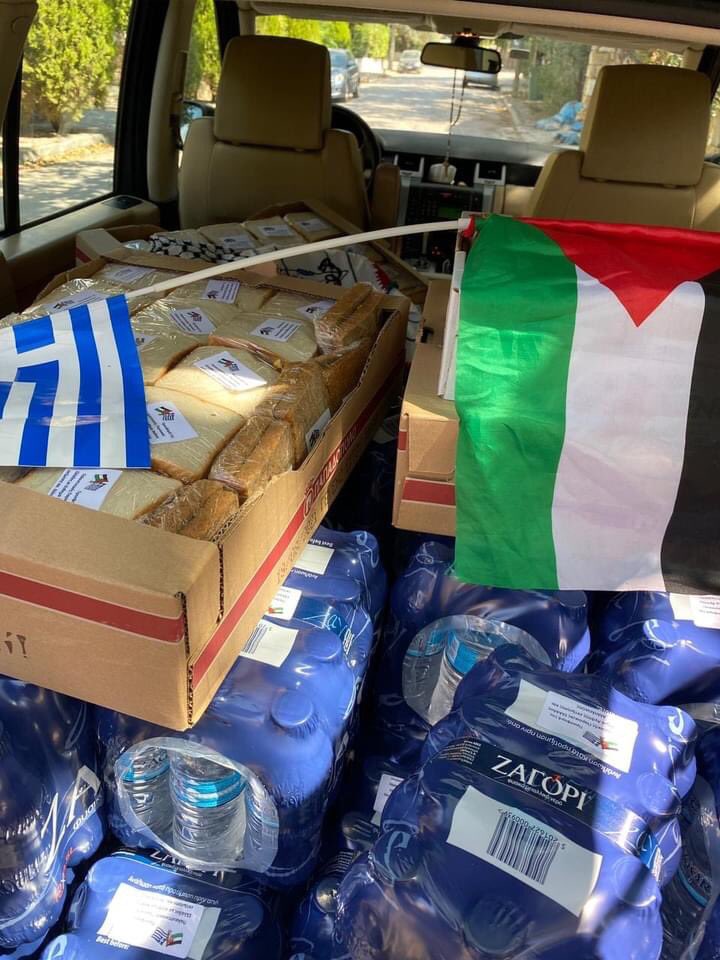 Yussef_Dorkhom's tweet photo. The #Palestinian committee in #Greece, with feelings of love &amp; solidarity, today offered food &amp; ice water to the Fire Brigade &amp; paramedics, who have been battling the wildfires that swept Greece. https://t.co/KFTLK9qOI4
#AthensFire #Athens #Πυρκαγια #φωτιες #φωτια #Παλαιστινη https://t.co/35bxftUPGp