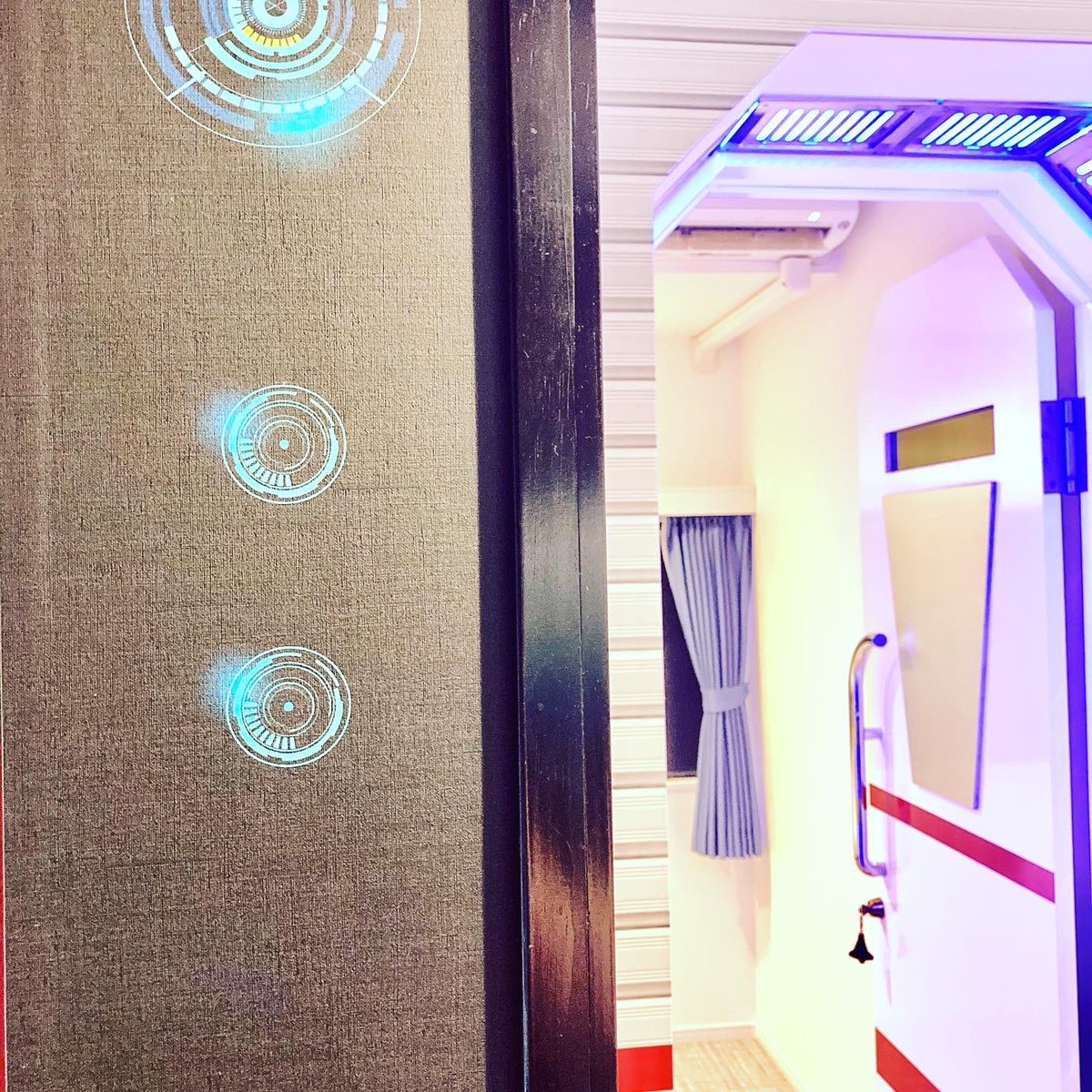 GHDiscoveryShip's tweet photo. 好きを大切に

光るもの
子供っぽいもの
きれいな色のものが好き

共感してくれる人がいるに違いない
そう思ってワクワクしながら作った空間

驚かせたい
喜ばせたい

ワクワクの空間
豪華客船と宇宙船の宿
DISCOVERY SHIP 🚀

#discoveryship 
#豪華客船
#ワクワク
#宇宙船
#ホテル
#子供
#好き
#京都 https://t.co/ILsOoMOyFk
