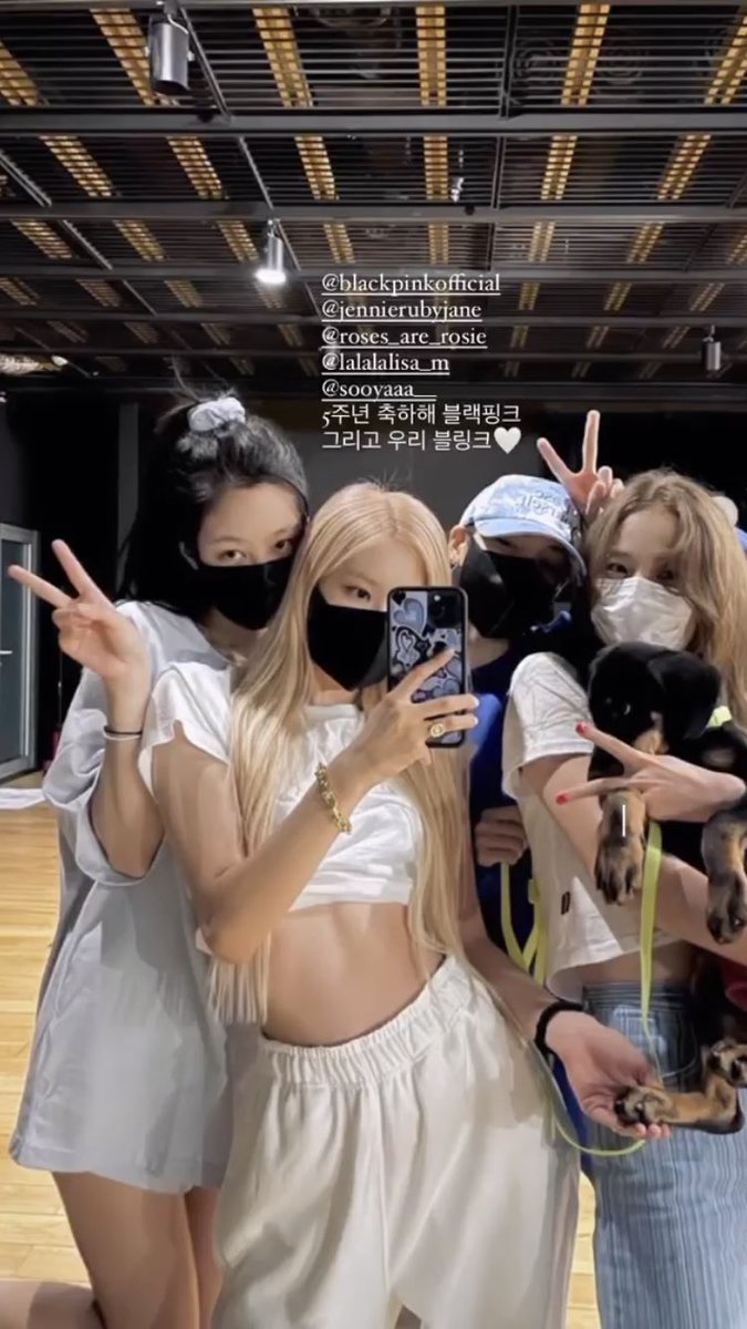 BBU_BLACKPINK's tweet photo. FIVE YEARS WITH BLACKPINK
#BLACKPINK5thANNIVERSARY 
#블랙핑크_오주년_블링크랑_오래오래 
@BLACKPINK https://t.co/4YiKvFAP4I