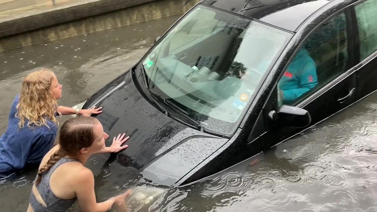 TV2Nord's tweet photo. Voldsomt: Regn og torden har givet udfordringer i Nordjylland https://t.co/tBmbMlZRPP https://t.co/j7SWYh19Aw