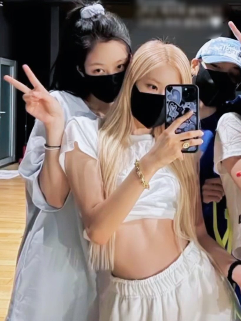 lqchaennie's tweet photo. girlfriends https://t.co/gw5bBOPi4e