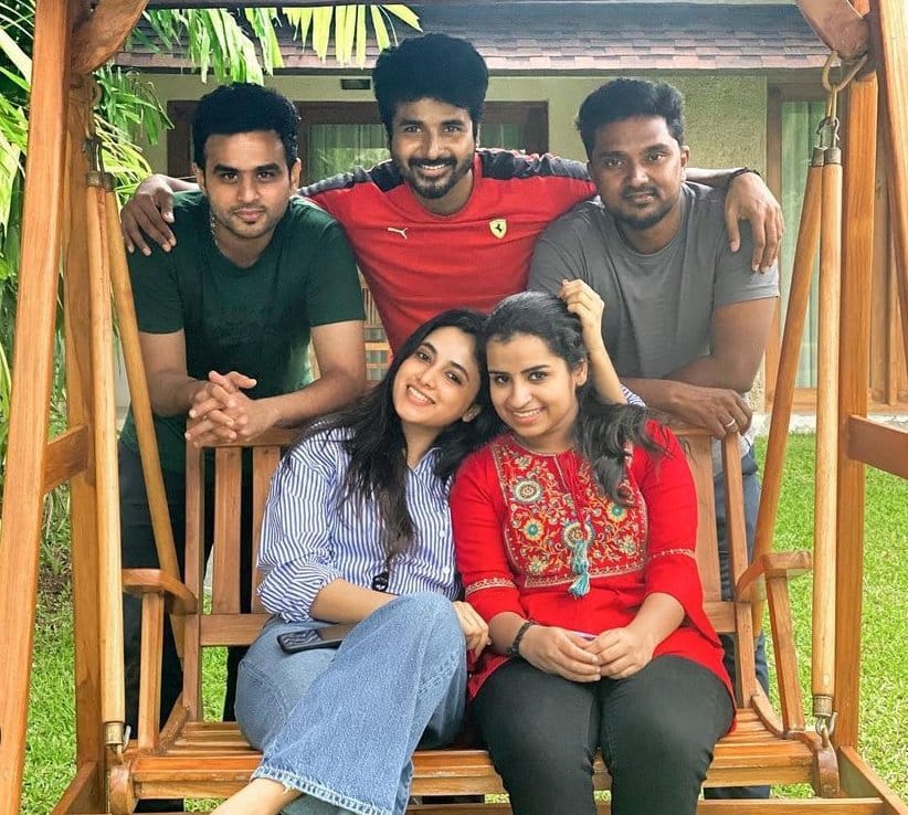 ArchanaSK_'s tweet photo. Team #DON 💥😚❤ Bayangarama irukum polayae 🙈😘  

@Siva_Kartikeyan @priyankaamohan @sivaangi_k  @Bala_actor @RJVijayOfficial https://t.co/DbXzeISrQT