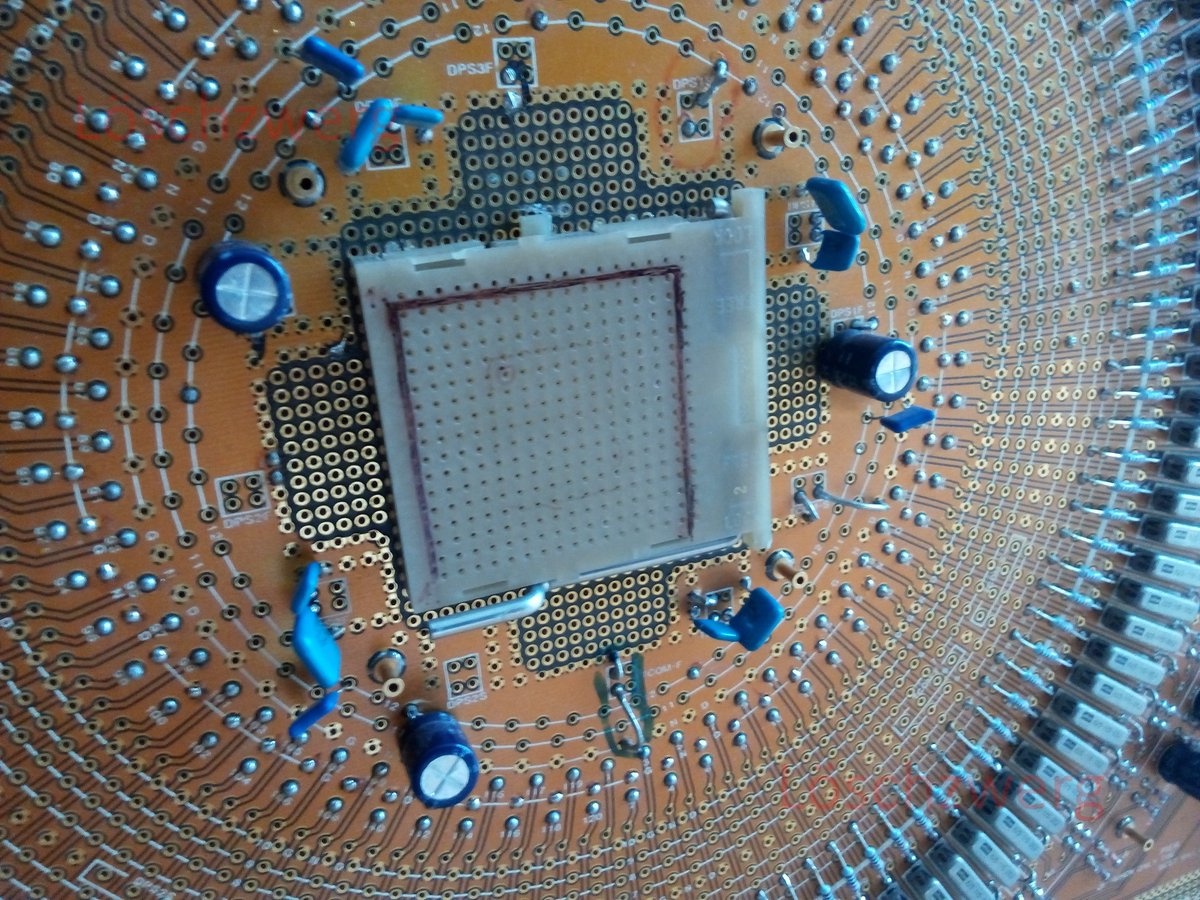 Loeschzwerg_3DC's tweet photo. Oh and speaking of probing... @CpuGalaxy
Here a CPU probe card that was used in the engineering lab of #Siemens Computers Augsburg (later #FSC -> #FTS -> now gone xD).
#cpu #engineering #probecard #validation https://t.co/rAuTgsi2Oo
