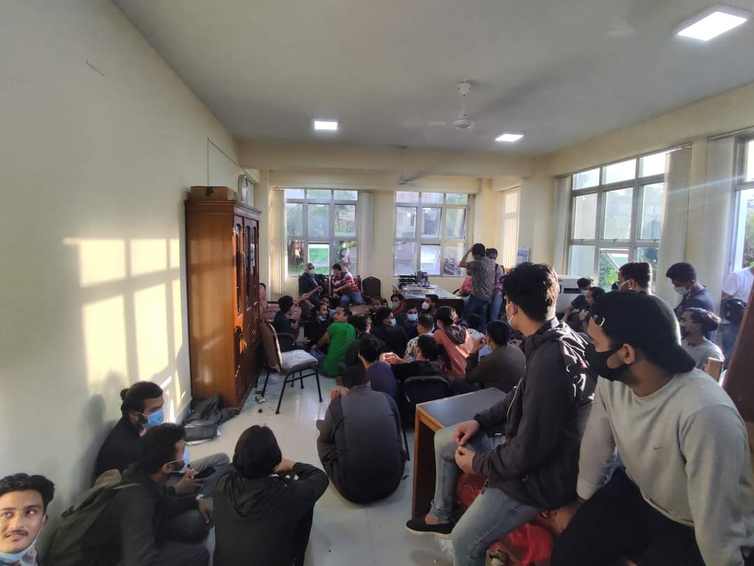 RONBupdates's tweet photo. Problem of many private College students in ongoing situation: Students of Himalaya College of Engineering protesting against the high fee structure. Students are saying, " We are taking class virtually but college is asking for high fee". https://t.co/aTqg7VTNr4
