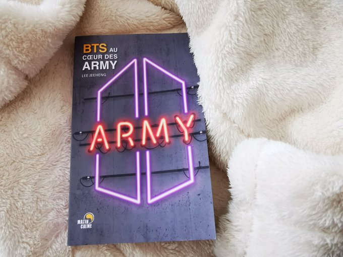 ARMYFRANCE_'s tweet photo. [@BTS_twt x #BTSaucoeurdesARMY]

Le livre "BTS au cœur des ARMY", traduction de "BTS &amp; ARMY Culture" du Dr Lee Jeeheng par @matin_calme , sort le 19 août en librairie. Précommandez-le dès maintenant et partagez vos pensées sur #BTS sur le Purple Wall !

🔗https://t.co/E0mXKbANdC https://t.co/3ww0x5GE0a