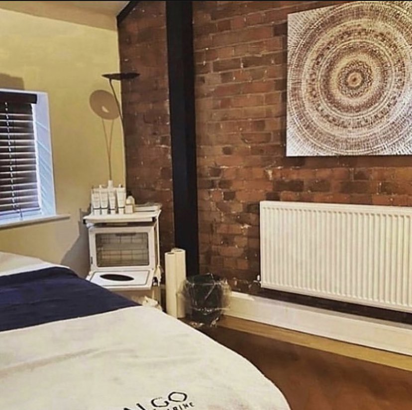 HD BROWS  - £30
7 Steps to the perfect brow. HD Brows is the unique, high precision procedure that transforms your brow. The treatment is a combination of tinting, waxing, threading and the application of fresh mineral make up, creating the Perfect Celebrity Brow