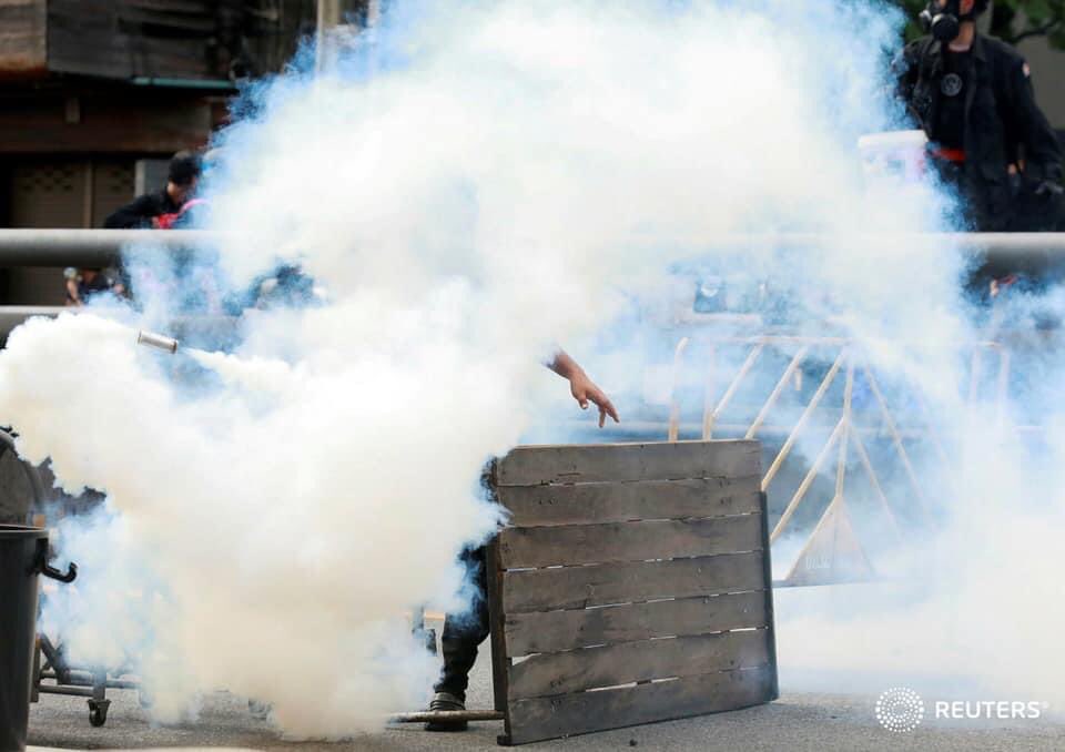 MFMandalay's tweet image. Medical Family - Mandalay (MFM) stands with the Thai people, likewise to Burmese people, who are fighting against the military dictatorship. Military dictatorships must fail. We believe in the success of the uprising.

📸 REUTERS/Soe Zeya Tun &amp;amp; Shoon Naing

#AgainstMilitaryCoups