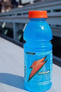 Katoyan على تويتر オリンピックで海外選手が良く飲んでるゲータレード 韓国でも米軍基地内でも スポーツドリンクはあの青い液体ばっかりだった気がする もちろんポカリが一番だけど また違う美味さ