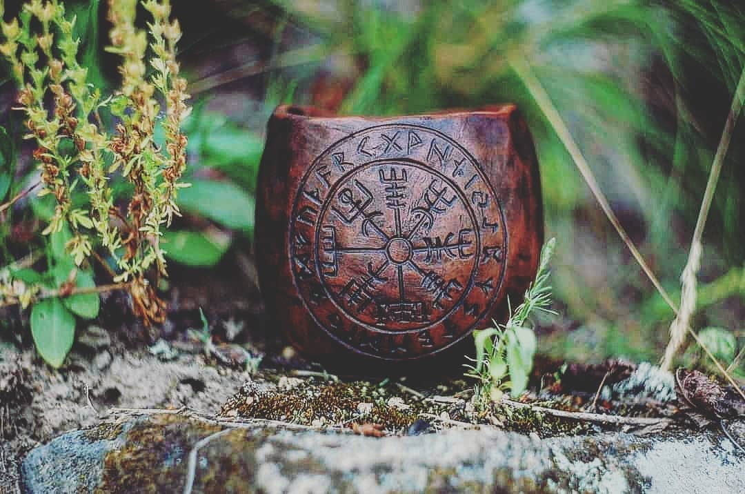 Handmade Viking compass mug 9oz – 11oz (250ml – 350ml) from “Viking” collection with optional saucer. An exceptional gift for those who are fun of the Vikings and their great history.  The modern TV Show “Vikings” perfectly illustrates these facts. See it at #artglinastore