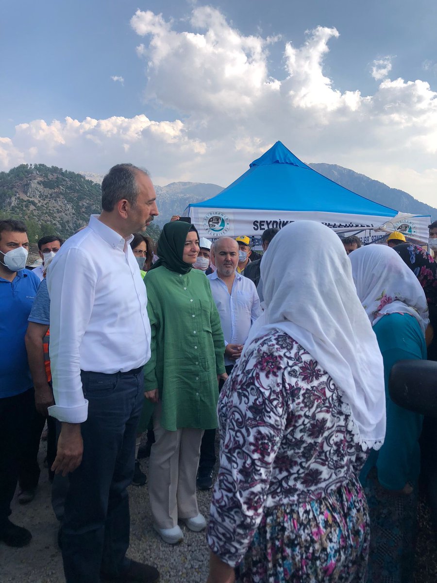 drbetulsayan's tweet photo. Seydikemer/Çökek’teyiz.

Adalet Bakanımız Sn. @abdulhamitgul ile birlikte vatandaşlarımızı ziyaret edip geçmiş olsun diyoruz.

Devletimiz bütün gücüyle sahada, bütün ihtiyaçlar karşılanıyor. 

Mevlam ülkemizi her türlü afetten muhafaza eylesin. https://t.co/MT63UNJfRv
