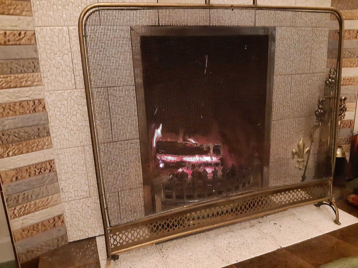 Arrived in Snowdonia to our lovely holiday cottage. Torrential rain so far so we've got the fire going 😊