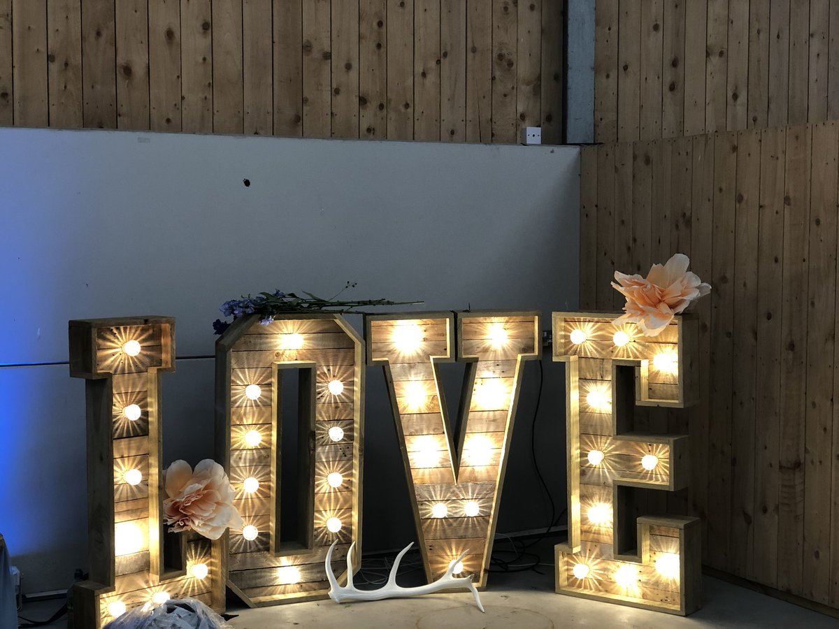 Great to be back at <a href="/CarrickcastleE/">CarrickCastle Estate</a> for their wedding open day. Stunning venue, fabulous suppliers and wonderful scenery. What more could you ask for 
#weddings #uniqueweddings #yourday #rusticstyle #barnwedding #weddingbar #ginfizzalebar #scotland #SmallBusiness #greatsuppliers