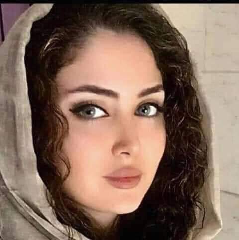 atardakratt's tweet photo. وإنما أقصَدت قلبي بمُقلتِها
ما كان قوسٌ ولا سهمٌ ولا وترُ
إنِّي قُتِلتُ بلا جُرمٍ، وقاتِلَتي
يا قومِ جاريةٌ في طَرفِها حَوَرُ https://t.co/Y3YTCAvi7z
