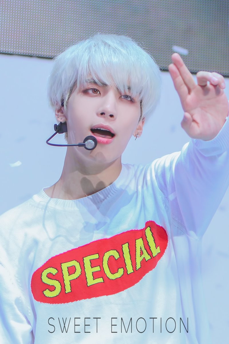 hourlyjonghyun's tweet photo. #Jonghyun #종현 @SHINee https://t.co/rkMPeaXMb3