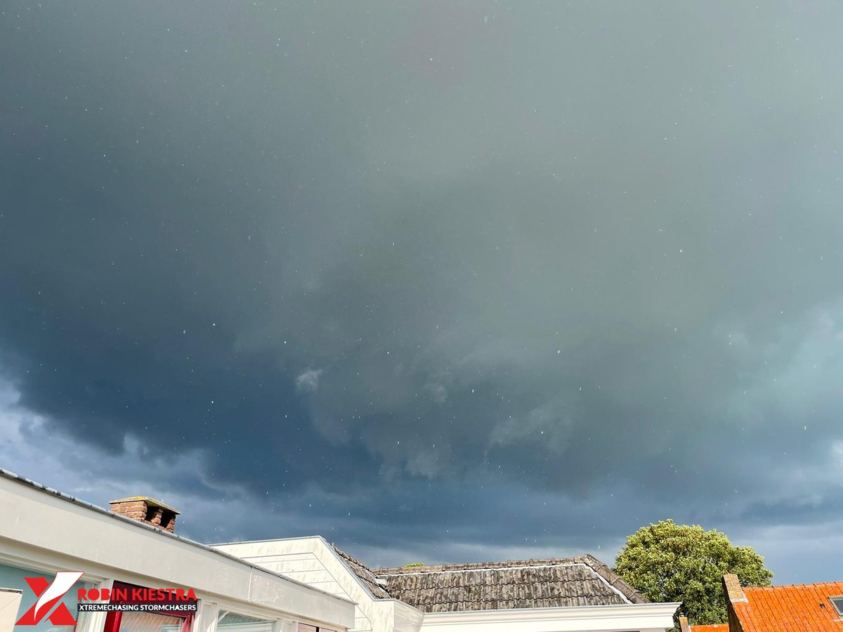 Xtremechasing's tweet photo. Onze chaser Ruben, heeft mogelijk een hoosverschijnsel op de foto gezet, terwijl hij bekogeld werd met hagelsteen in Leeuwarden bij hem thuis. Het windgeruis dat hij hoorde kon hij niet thuisbrengen, tot hij dit zag... Hij stuurde ons deze foto, en vertelde dat hij ging schuilen. https://t.co/mi60n59ZhI