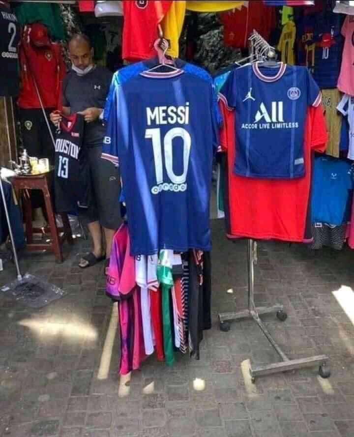 TheRealMarroqui's tweet photo. Les t-shirts #Messi déjà en vente dans les souks marocains 😂

#MessiAuPSG #Messi19 https://t.co/MZHBoQeT2m