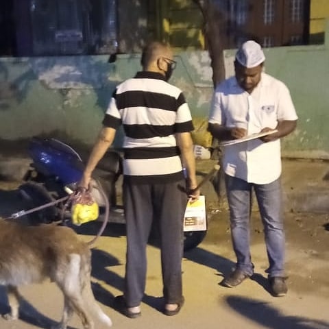ArQumaini's tweet photo. AAP fights for children's future
Guiding people about our campaign,
FEES ILISI
MAKKALA
BHAVISHYA
ULISI
AR Qumaini Yaseen sir and team asking public to sign a petition in HBR ward
#ReduceSchoolFees
#SchoolFees #FeesIlisiMakkalaBhavishyaUlisi #JCBsaakuAAPbeku #AAP4Bangalore https://t.co/V4WeGAbqSF