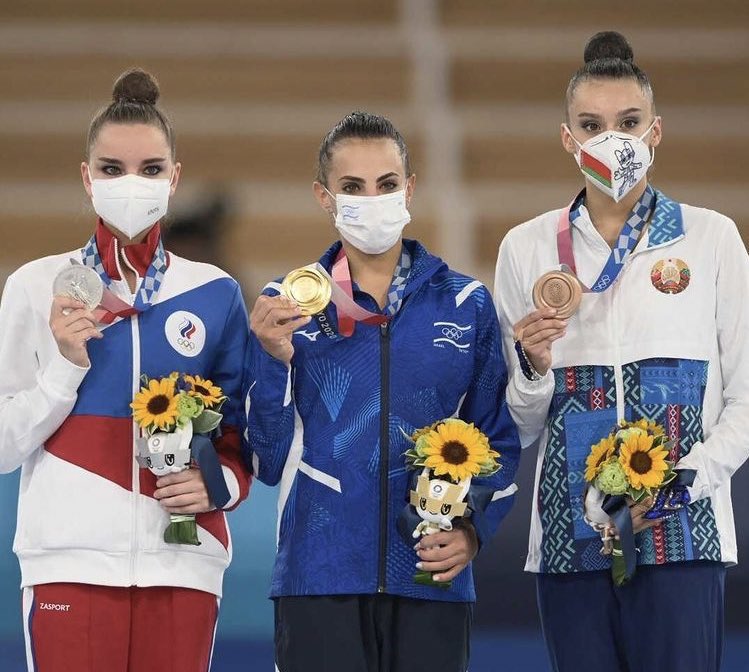 CentinelaMundo's tweet photo. #Tokio2020 |  #Sports ⚽️
HISTÓRICO 
📌 🥇🇮🇱 Israel rompe la tradición rusa en gimnasia rítmica: Linoy Ashram se cuelga un oro histórico.

Linoy Ashram es la primera mujer en conseguir oro para Israel en los Juegos Olímpicos.🥇
#JuegosOlimpicos #Israeli #LinoyAshram #MedallaDeOro https://t.co/AVJAM14DDe
