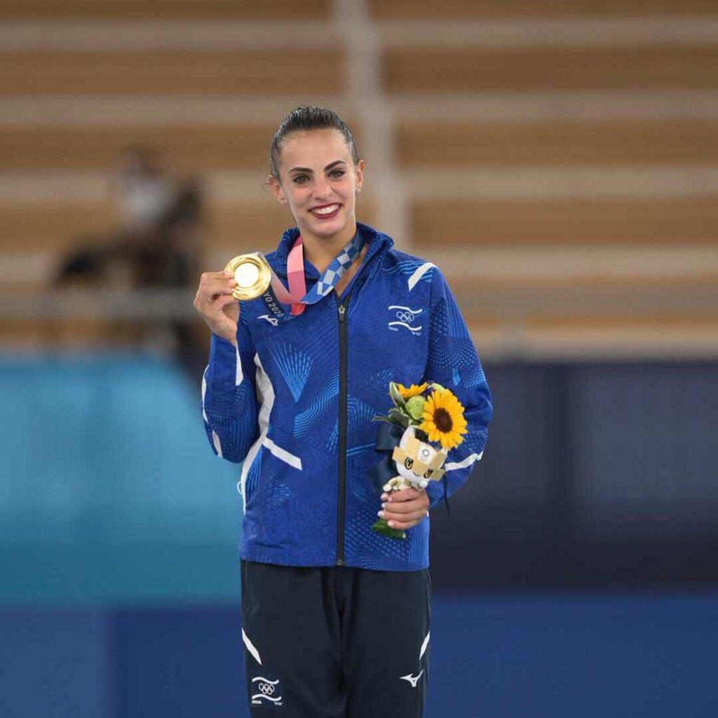 CentinelaMundo's tweet photo. #Tokio2020 |  #Sports ⚽️
HISTÓRICO 
📌 🥇🇮🇱 Israel rompe la tradición rusa en gimnasia rítmica: Linoy Ashram se cuelga un oro histórico.

Linoy Ashram es la primera mujer en conseguir oro para Israel en los Juegos Olímpicos.🥇
#JuegosOlimpicos #Israeli #LinoyAshram #MedallaDeOro https://t.co/AVJAM14DDe