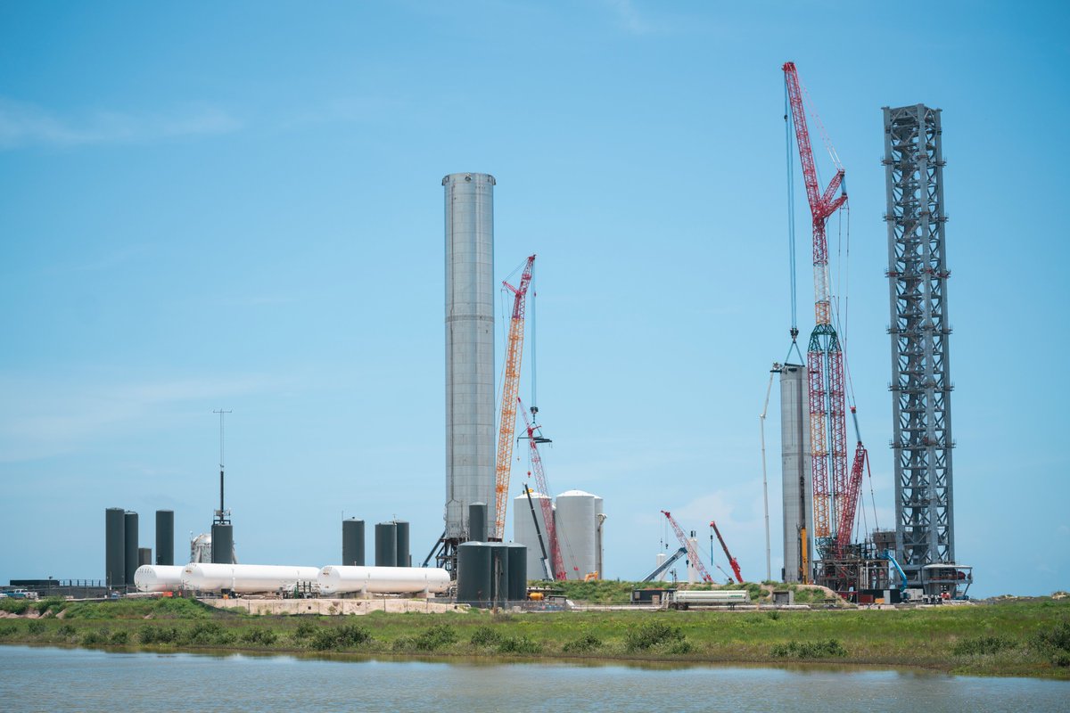 SwankyNuts_AF's tweet photo. Need to head out again now that it's stacked. It's HUGE! @SpaceX @elonmusk is the GOAT #space #heavyrocket #spacex #elon #texas #starbase #brownsville https://t.co/RIp3JwKUWJ