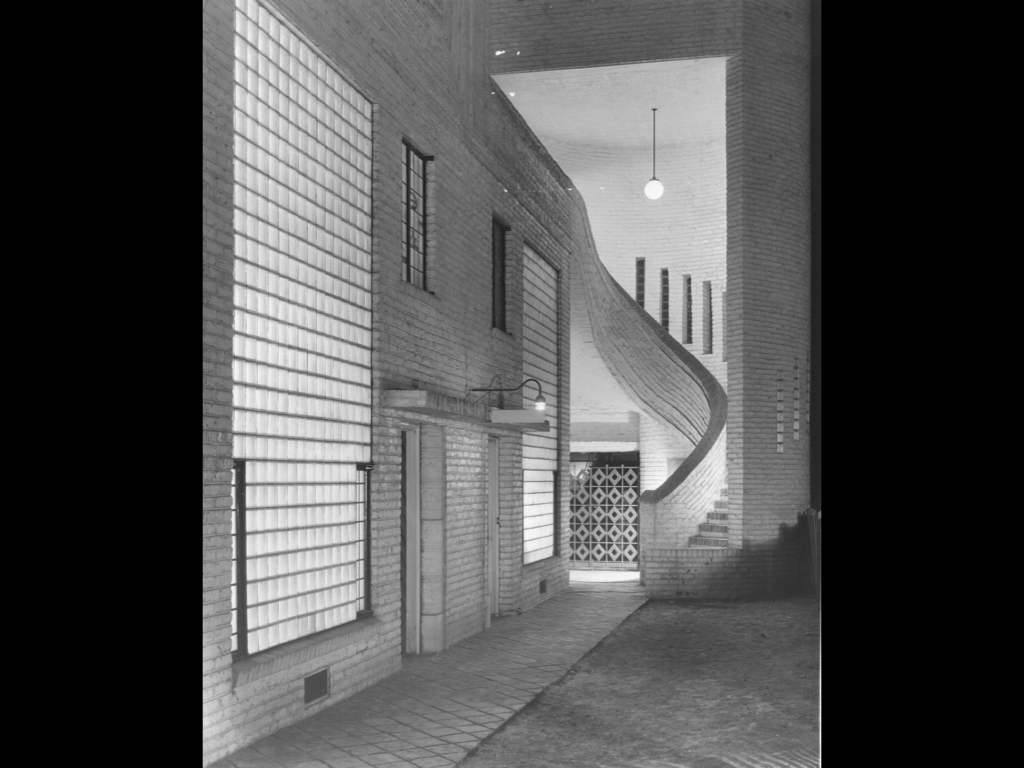 TedGrunewald's tweet photo. Andrew Rebori (1886-1966)
Frank Fisher Studio Houses
Chicago, Illinois, USA (1936)
Sculpture by Edgar Miller
#GlassBlock #ArtDeco #StreamlineModern #Moderne #housing https://t.co/bPZItFolrn