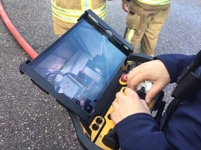 Brand loods Vierpolders - Met behulp van de blusrobot kan op een veilige manier binnen in de loods gekeken worden zodat eventuele brandhaarden gevonden worden. Brandweer geeft inmiddels het sein brand meester