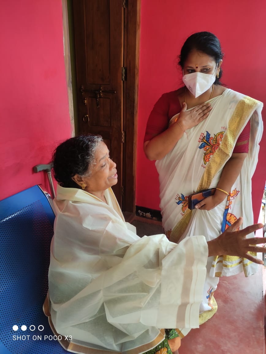 BJMM4Kerala's tweet image. #HandloomDay #MyHandloomMyPride
#Vocal4Handloom
Today our state pres. @AdvNivedida honoured  ex mahilamorcha office-bearer valli chechi who is now unable to move around due to helath issues by gifting a #handwoven cloth and also honoured ex-weaver, worker&amp;amp; father of a pracharak